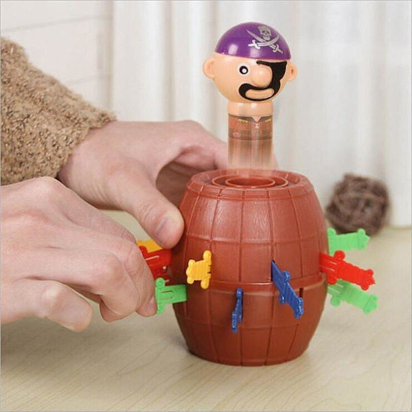 Mini tønde piratspil - Spring ud af tønden pop-up legetøj til børn, | Interaktivt brætspil | Prøv lykken spil (pakke med 1)