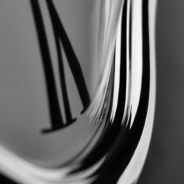 Dekorativ väggklocka Surrealistisk smältande förvrängd plast sovrum silver vardagsrum kvarts Dali stil