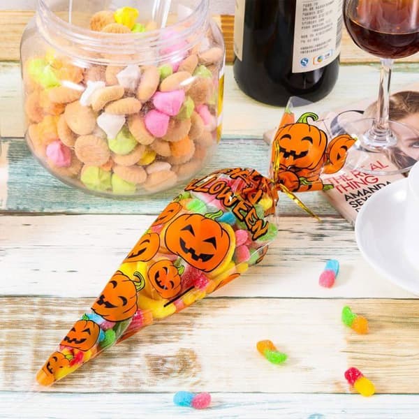 100 stykker 33 x 17 cm kegleformede cellofanposer med 100 bindere til jule- og halloweenfestgaver (farve A)