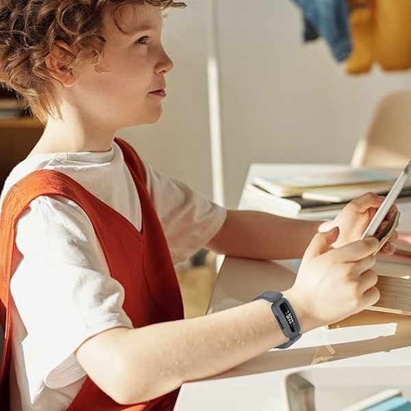 Remmer kompatibel med Fitbit Ace 3 for Kids, myk silikon vanntett armbånd tilbehør sportsklokke stropp erstatning for Fitbit Inspire 2/Ace 3 Gray