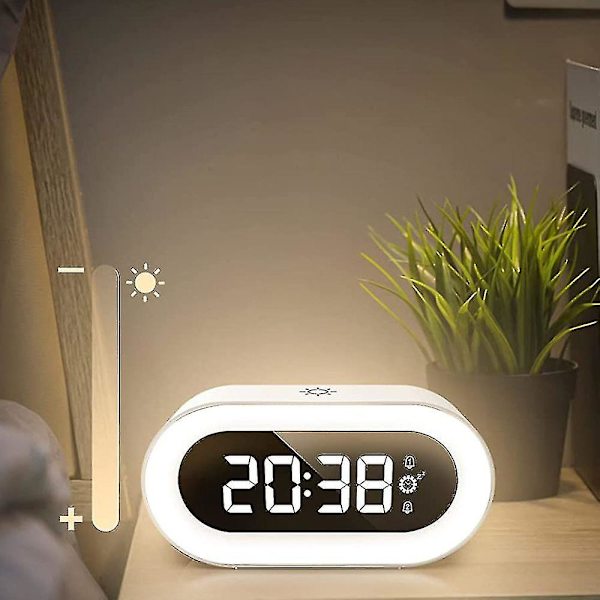 Liten fargerik LED digital alarmklokke med slumre, enkel å betjene, full rekkevidde lysstyrke dimmer, justerbart alarmvolum, stikkontakt drevet kompakt C