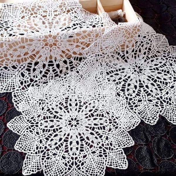 Sett med 3 runde, håndheklede blondebrikker med vintagebroderi