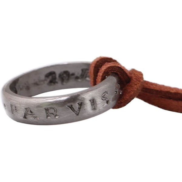 Uncharted 4 Nathan Drake gravert ringanheng med justerbar brun skinnkjede (unisex)