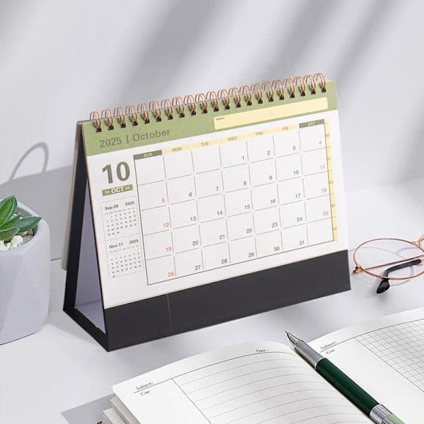 Bordkalender 2025-2026, 19 x 16 cm, Sort. Sort