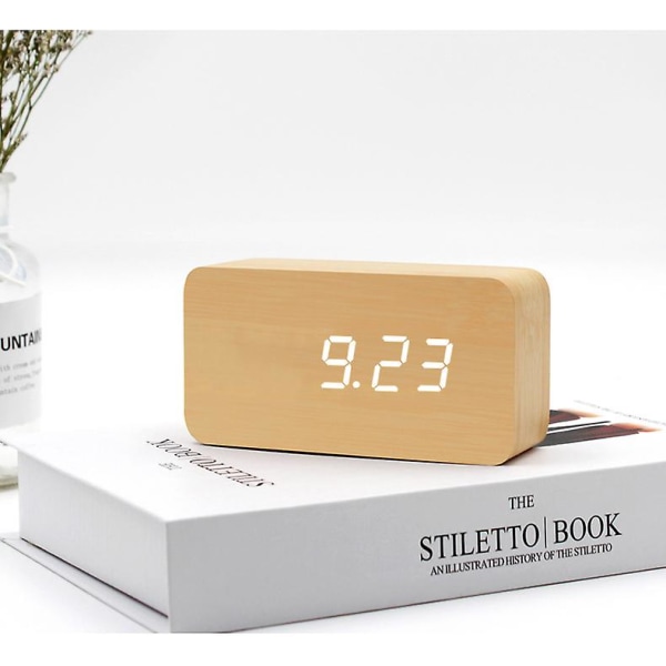 Digital vekkerklokke i tre med justerbar lysstyrke, stemmestyring, LED-klokke, rektangulær skjerm, tid, temperatur, hjemmedekor