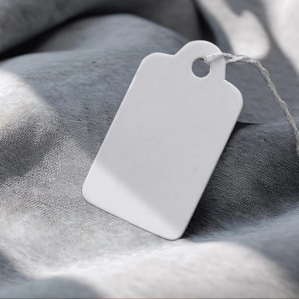 100-pack pappersetiketter / prislappar med snöre Vit 2,4 x 1,4 cm Vit 2,4 x 1,4 cm 2.4 x 1.4 cm