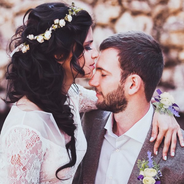 2 stk håndleddsblomst, kunstig bryllupshåndleddsblomst og knapphullsblomstsett brud håndblomst menn knapphullsblomst for bryllup, lilla bånd