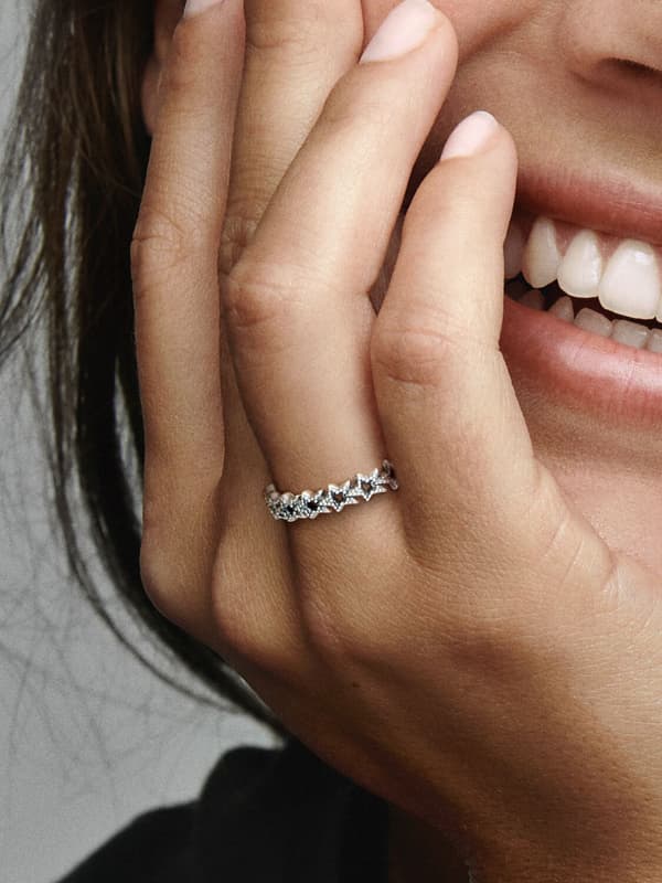 Pandora - Ring med asymmetriske stjerner - Sterling sølv Circumference: 52mm