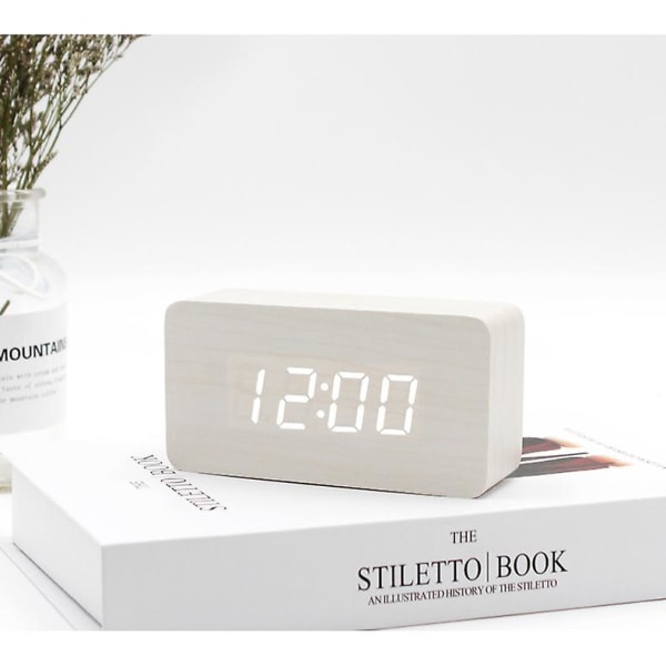 Digital vekkerklokke i tre med justerbar lysstyrke, stemmestyring, LED-klokke, rektangulær skjerm, tid, temperatur, hjemmedekor