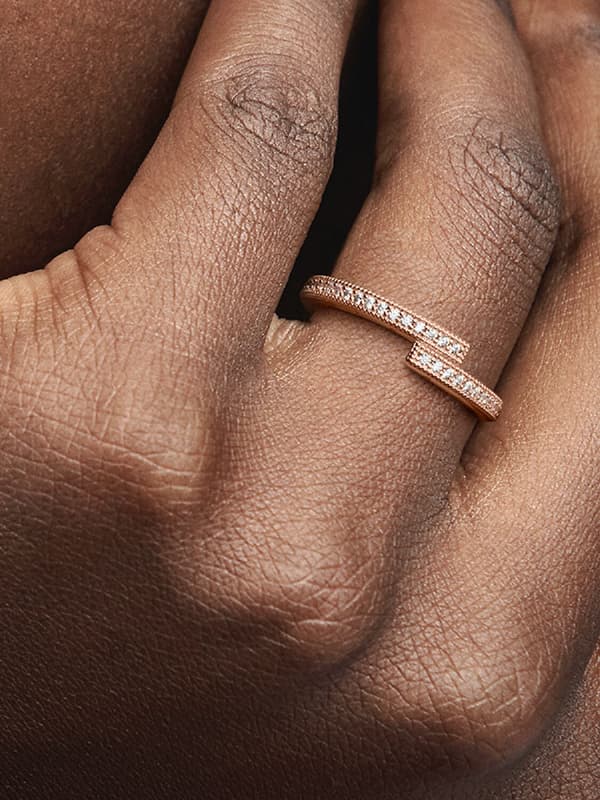 Pandora - Glitrende overlappende ring - 14k roségullbelegg Circumference: 52mm