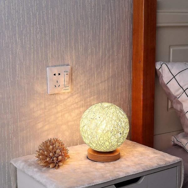 Romantisk Bordlampe i Massivt Træ Natlampe Rattan Kugle Rund Skærm Med USB Opladningsport Natlys Sepak Takraw Natlys Soveværelse Sengelampe