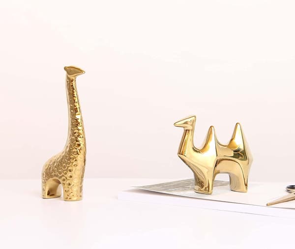 Liten djurstaty i keramik, heminredning, modern stil, guld, dekorativa prydnader, lämplig för vardagsrum och sovrum