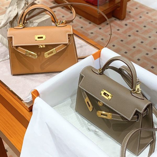 Damväskor i äkta läder med handflata i präglat kohud Golden brown (22cm) 22cm