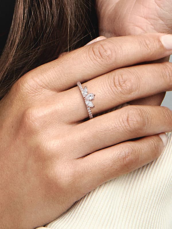 Pandora - Sparkling Herbarium Cluster Ring - 14k rosegullbelegg Circumference: 50mm