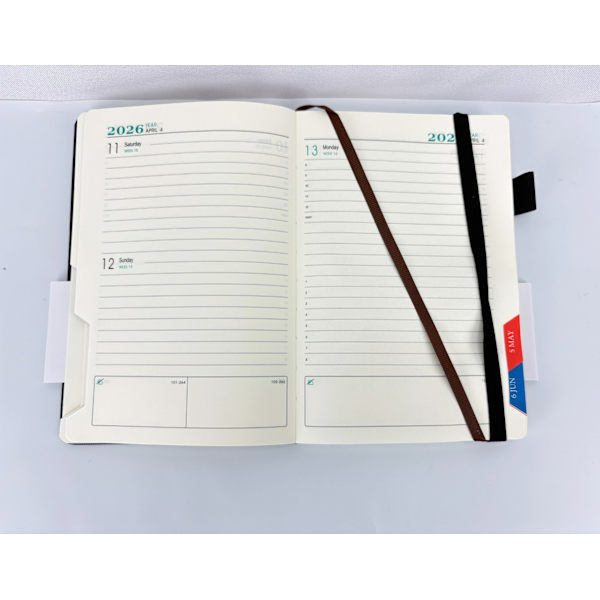 Dagkalender 2026 - A5 Sort foret notesbog med rem (180 ark)