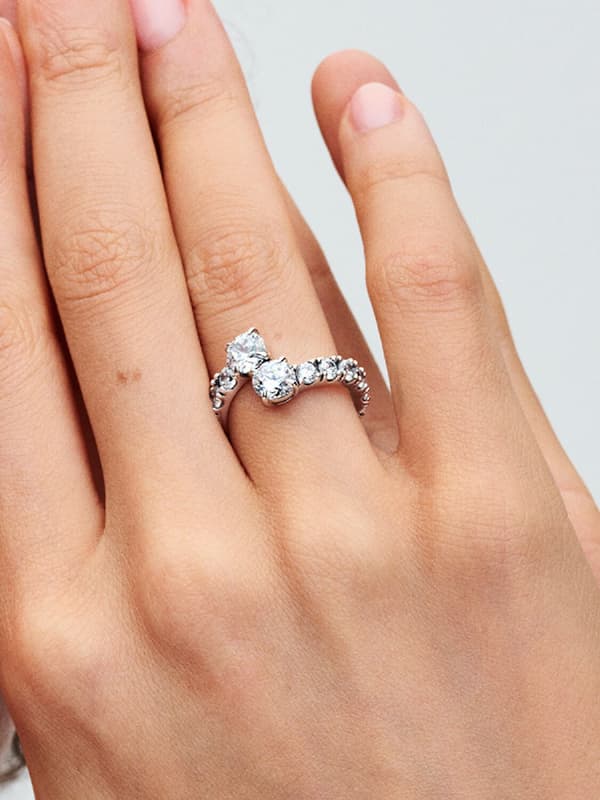 Pandora - Glittrande Överlappande Bandring - Sterlingsilver Circumference: 56mm