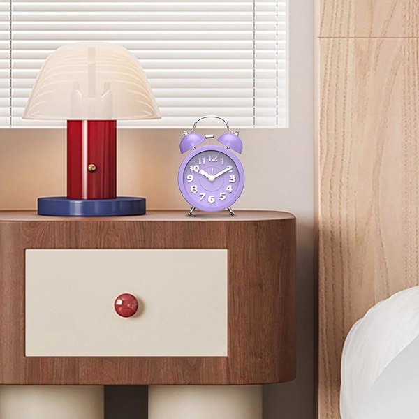 Høylydt alarmklokke for tunge sovende soverom, analog alarmklokke, liten alarmklokke, retrodesign for barn, batteridrift, 3 tommer, lilla