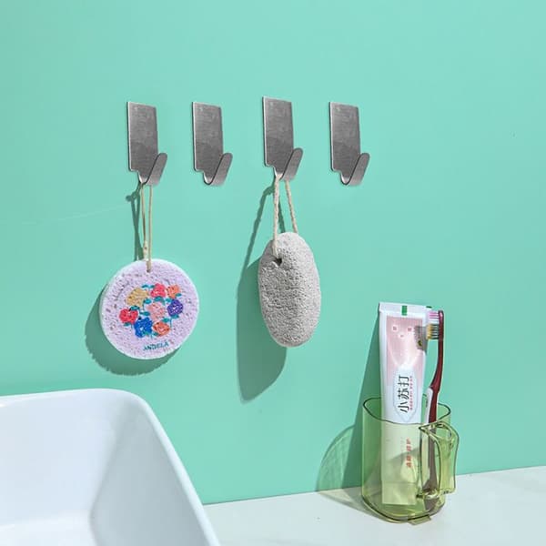 Set med 4 rektangulära självhäftande krokar i borstat rostfritt stål, för snabb och borrfritt installation. 3 x 1,5 cm