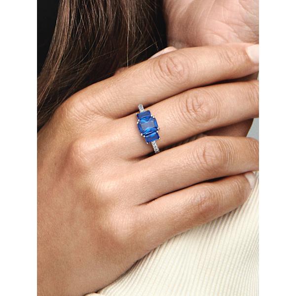Pandora – Blå rektangulær ring med tre glitrende stener – Sterlingsølv Circumference: 56mm