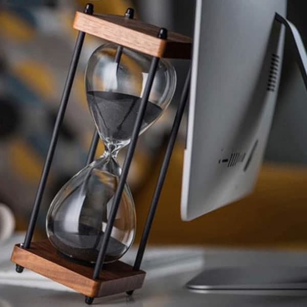 30 minutters stort timeglas i træ, sort sandsøjledekoration black