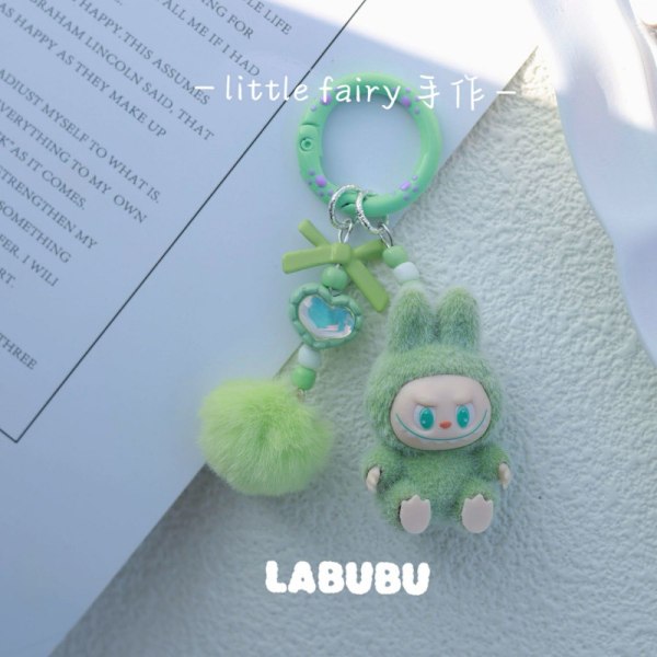 Söpö Mini Labubu Avaimenperä Sarjakuva Luova Kolmiulotteinen Nukke Opiskelijan Koululaukku Riipus Auton Avaimenperä Miehet ja Naiset Lahja (MA)vihreä-X74- green