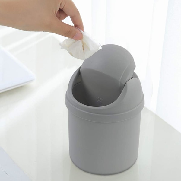 Mini søppelbøtte i plast med svingbart lokk, 0,7 gallon (rosa)