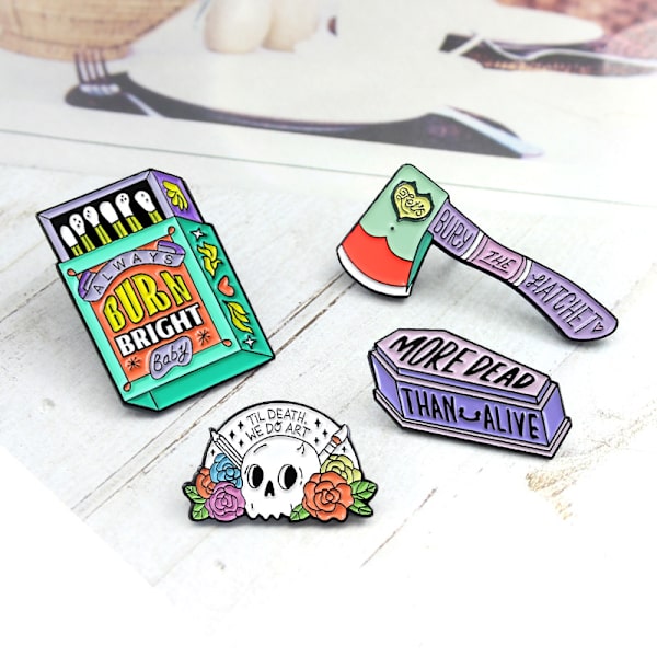 4-pack emaljbroscher Set Magic Hat Lapel Pin Cool Women Accessoar för ryggsäckar Märken Hattar Väskor för Halloween Magic Theme Party