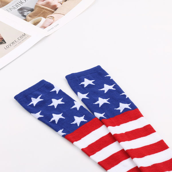Klassiska, coola nya besättningssockor för kvinnor, röd/vit/blå amerikansk flagga, sko i en one size