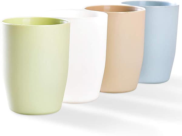 Set med 4 plastmuggar för badrummet