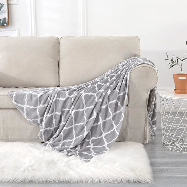 Flannel Fleece Tæppe Twin Size, Super Bløde og Behagelige Plys Tæpper, Letvægts Mikrofiber Tæppe til Sofa Seng, 150 x 200 cm, Marokkansk Grå