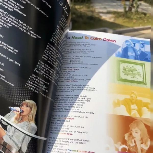 Taylor Swift THE ERAS TOUR Kopparstick textbok, texttidning Poster