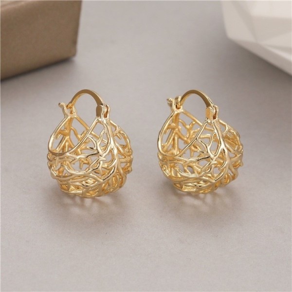 Fransk retro high-end guld öronspänne höst nya örhängen nischdesign ihåliga unika örhängen smycken