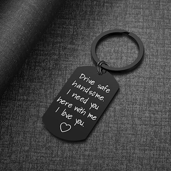 Drive Safe nyckelring för pojkvän - Drive Safe Handsome Jag behöver dig här med mig nyckelring Födelsedag Alla hjärtans dag gåvor för honom pojkvän a Svart + Silver