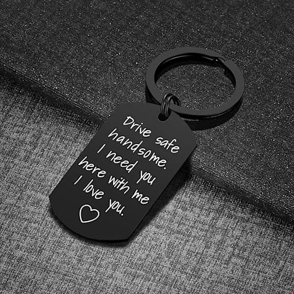 Drive Safe nyckelring för pojkvän - Drive Safe Handsome Jag behöver dig här med mig nyckelring Födelsedag Alla hjärtans dag gåvor för honom pojkvän a svart
