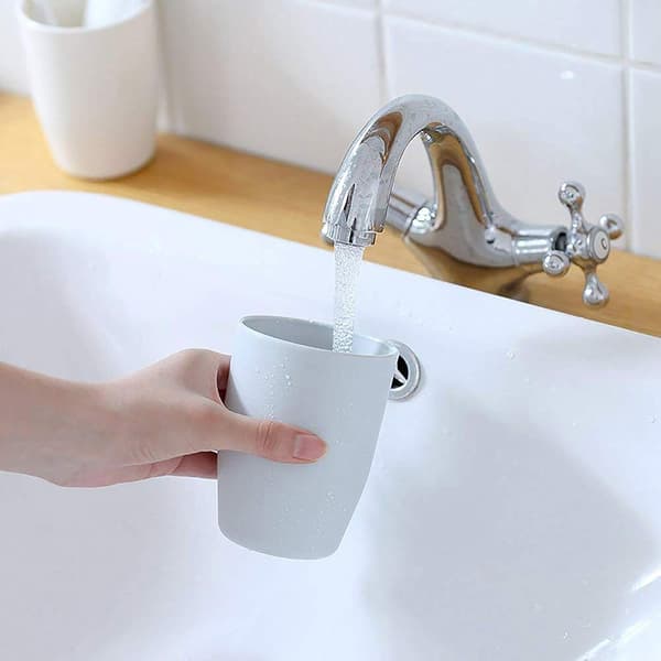 Set med 4 plastmuggar för badrummet