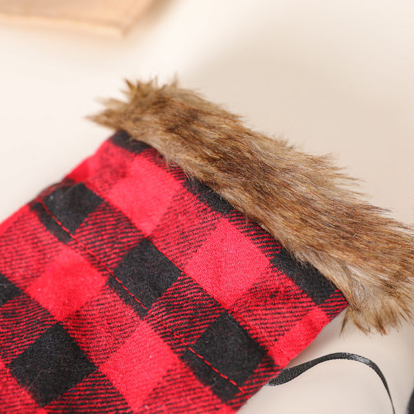 Julepynt i Stoftern Plaid Vinflaskeovertræk Pelskugle Julehjem Spisebord Rød Plaid Sort Plaid Vinovertræk