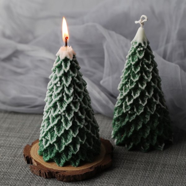 Två julljus och nyårspresenter med handgåva doftande julgranslåda 7*14cm