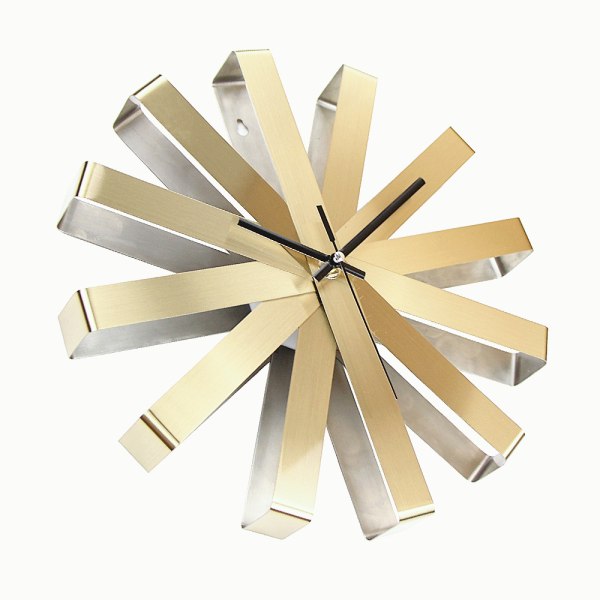 Ribbon Klokke. Ribbon lydløs veggklokke, metall, gullfarge. Dimensjon: 30 cm i diameter x 5,5 cm tykk.