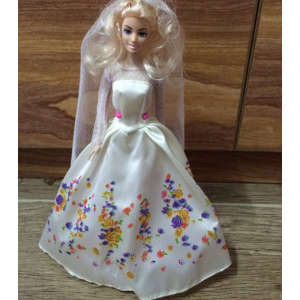 13 delar 30cm Barbie Doll Kläder Snövit Långt hår Törnrosa Fishtail Klänning Askungen Klänning (Slumpmässig)