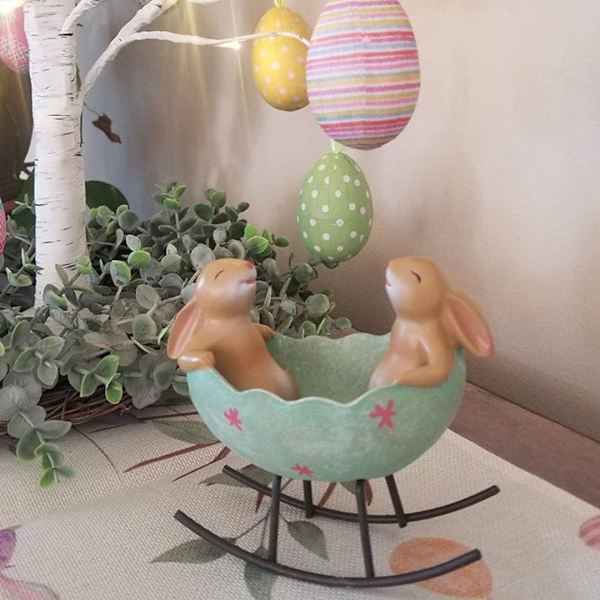 Nauravat pupujänikset keinuvat pääsiäismunakehdossa, keväinen pääsiäiskoriste, vintage, maalaisromanttinen pupu, jänisfiguuripatsas (Pupu munassa)
