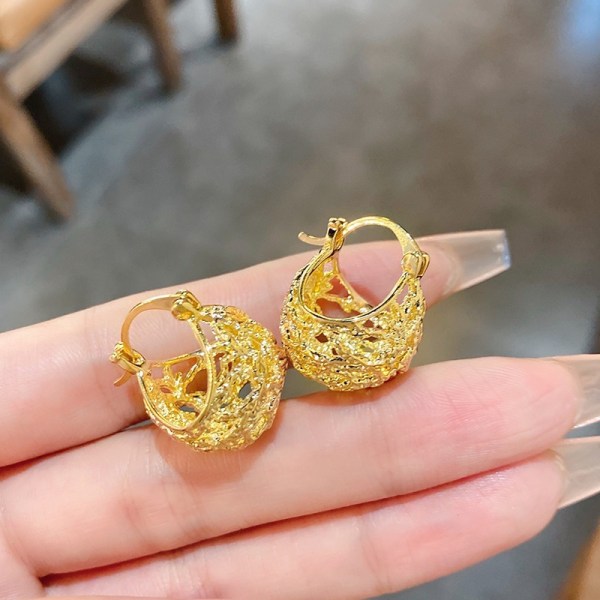Fransk retro high-end guld öronspänne höst nya örhängen nischdesign ihåliga unika örhängen smycken