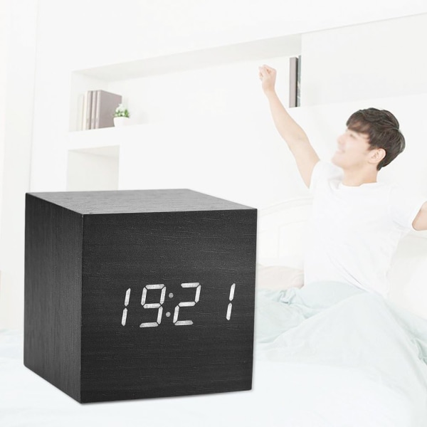 Digital väckarklocka, elektronisk LED-tidsvisning i trä, liten batteridriven skrivbordsklocka med inomhustemperatur, 3 larminställningar, justerbart larm