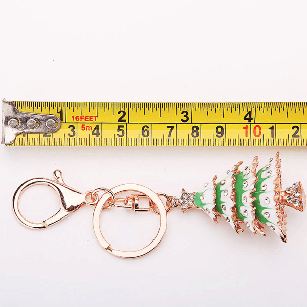 1 lila julgransnyckelring med roséguldfärgad berlockhänge med delad ring