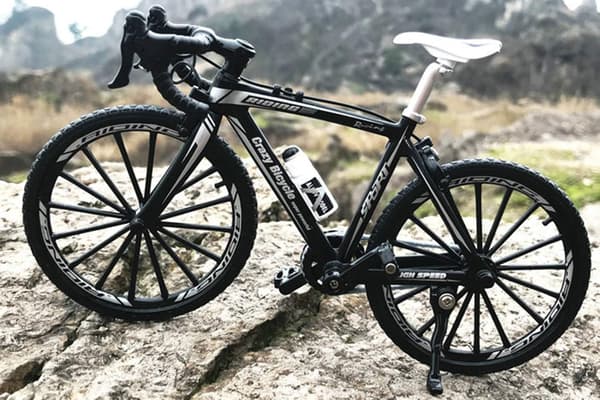 Pakke 1 stk.: 8 legeringssimuleringscykelmodel pendul mini cykel racerlegetøjsmodelsamling (sort)