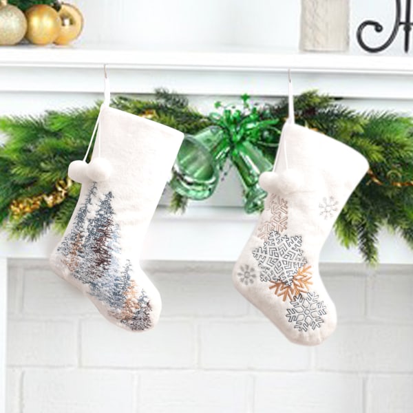 Hvite Julestrømper i Fuskepels Broderte Julestrømper, Julepynt Strømper 2-pakning (Stil-EW)