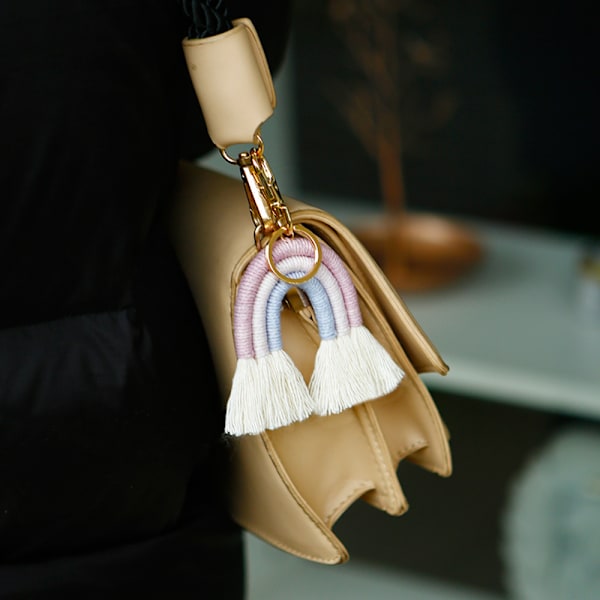 Handvävd tofs Rainbow Key Chain Bag Charm Plånbok Handväska Hänge Dekorationer (lila + färg)
