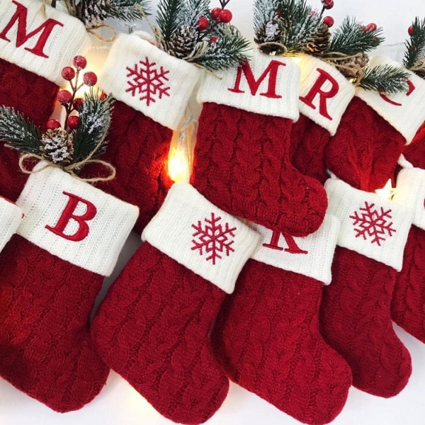 Julestrømpe med 26 bokstaver, broderte initialer Mini Søte Julestrømper Bomullssnor med Supermyke Hvite Plysjmansjetter Juledekorasjon