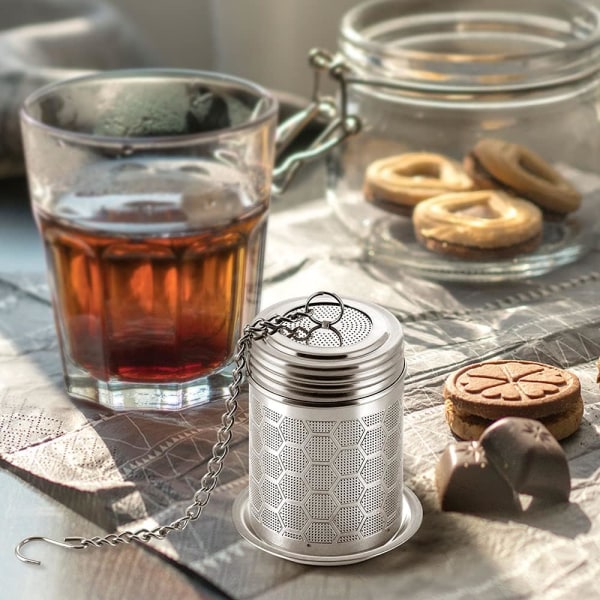1 tedrickare, tefilter, mesh tefilter 304 rostfritt stål bikakedesign, med förlängd kedjekrok, används för att brygga löst te