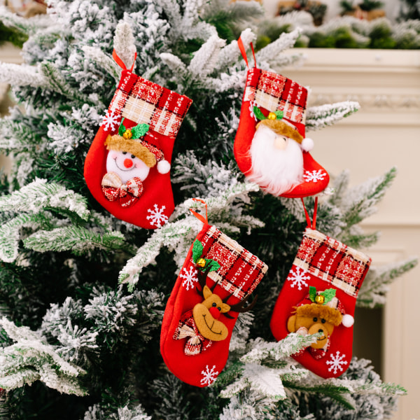 4 stycken juldekorationer Snöflinga med klockor Tecknade strumpor Gammal man Snögubbe Älg Julstrumpor presentpåse