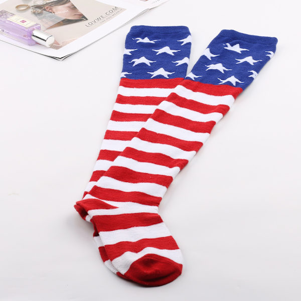 Klassiska, coola nya besättningssockor för kvinnor, röd/vit/blå amerikansk flagga, sko i en one size